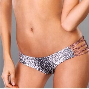 Beach Bunny Bronze Girl On Fire Bottom NWOT